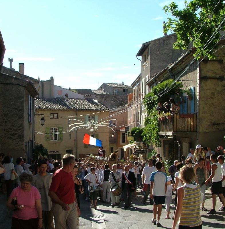 Les Piboles de Cucuron (84) - L'arbre de Mai  - 2006 05 27 Cucuron 07.JPG